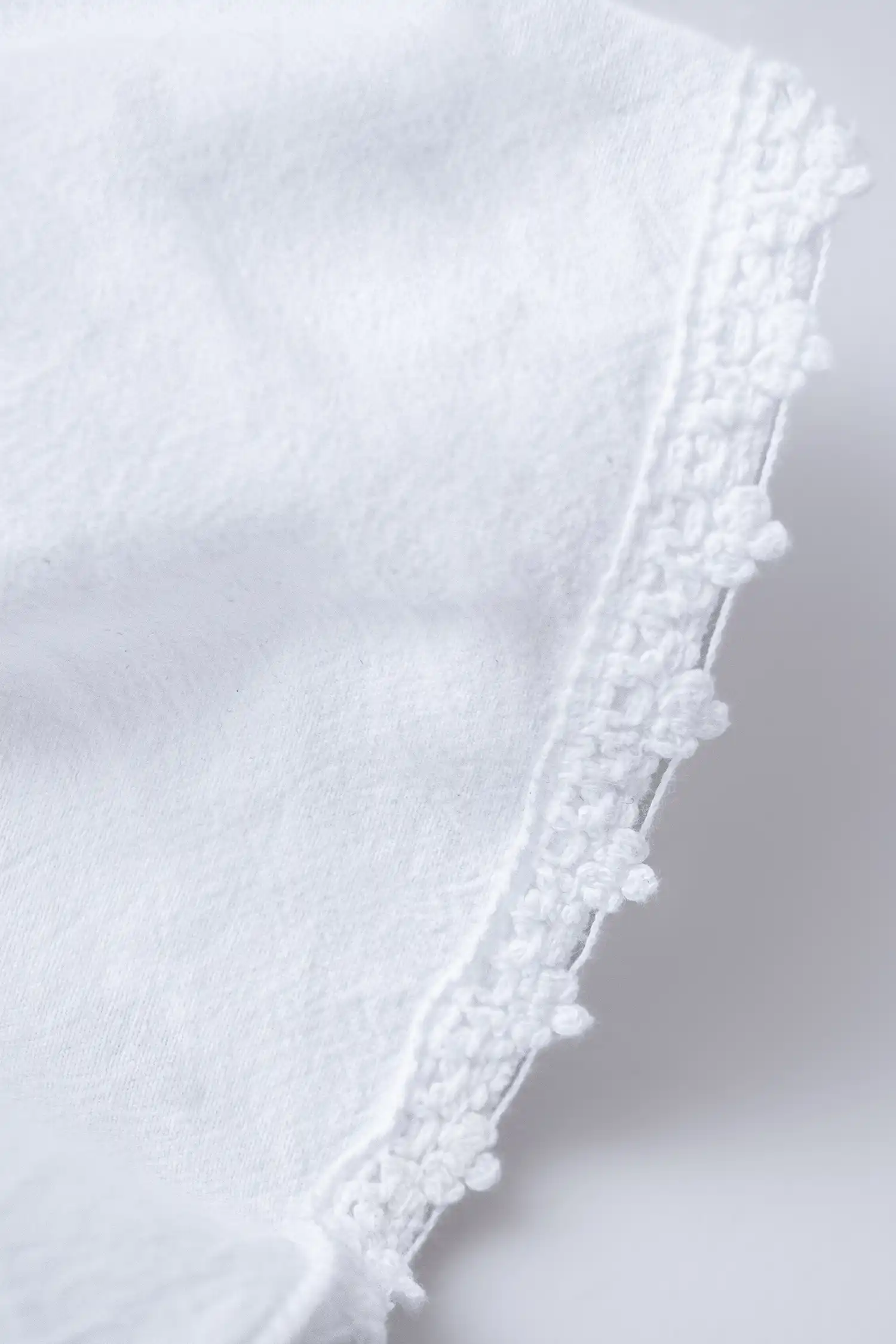 Blusa ibicenca blanca de mujer vista detalle bordado