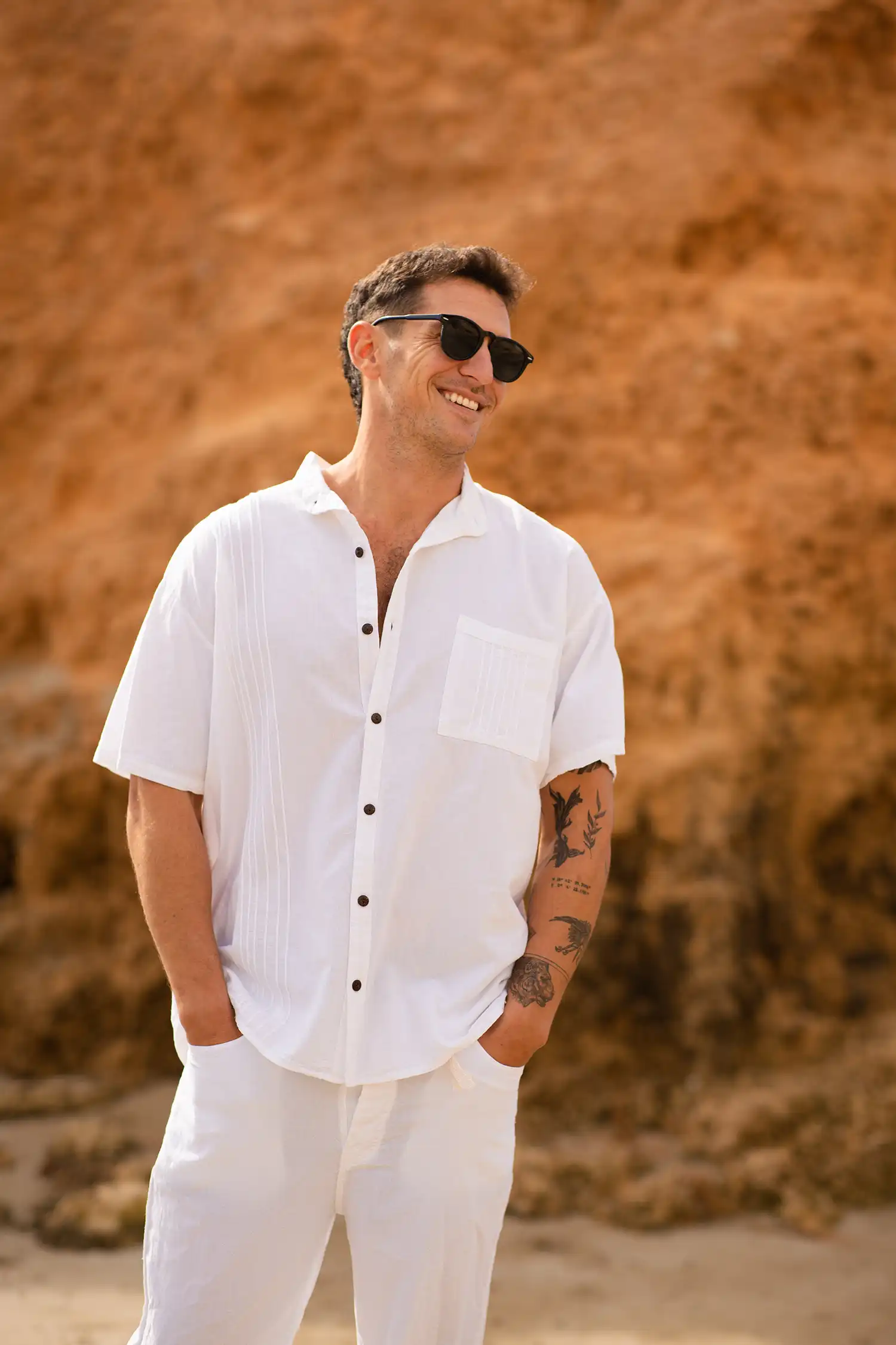 Modelo masculino con camisa ibicenca de hombre blanca en la playa
