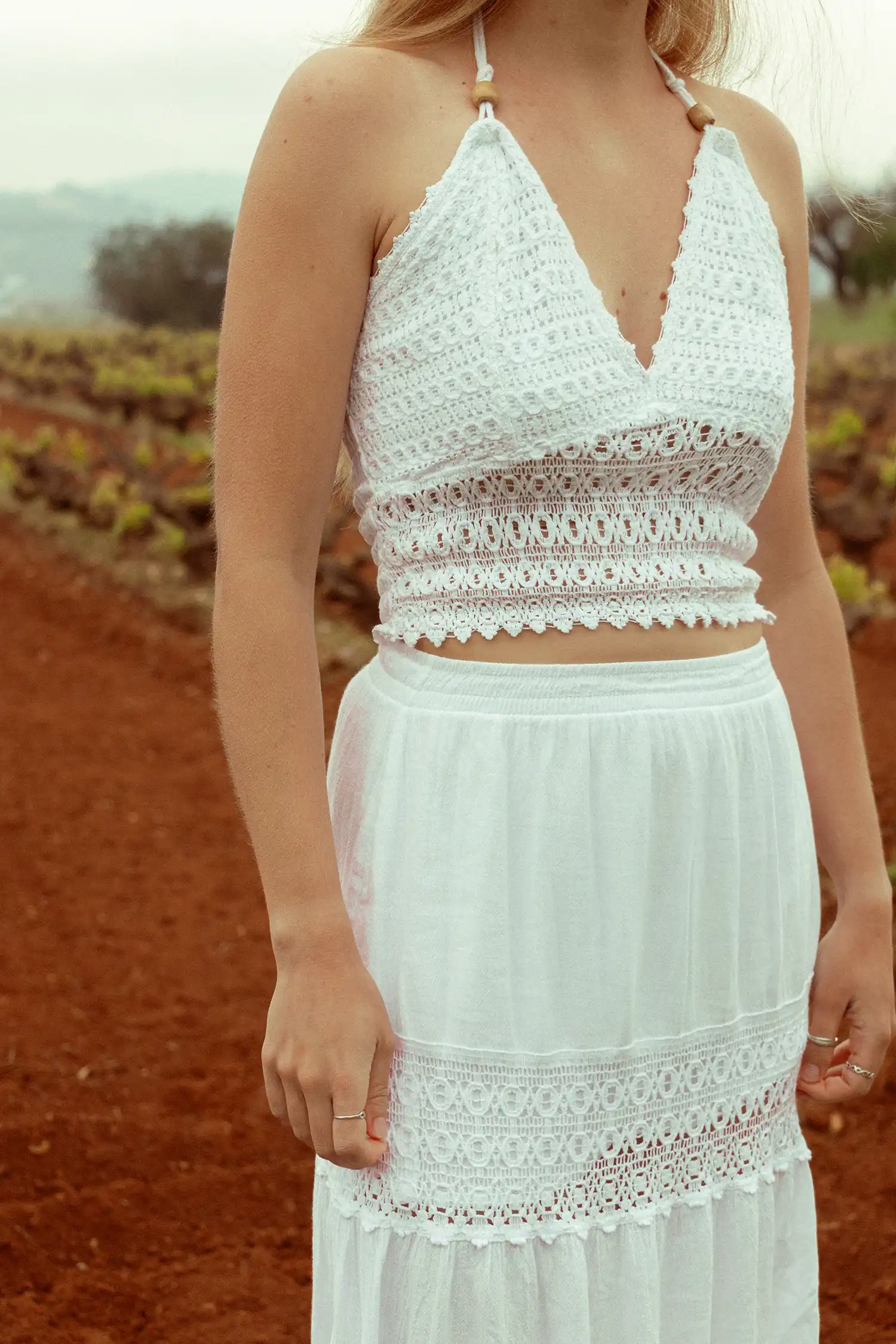 Modelo femenina con un top ibicenco blanco en el campo vista ampliada