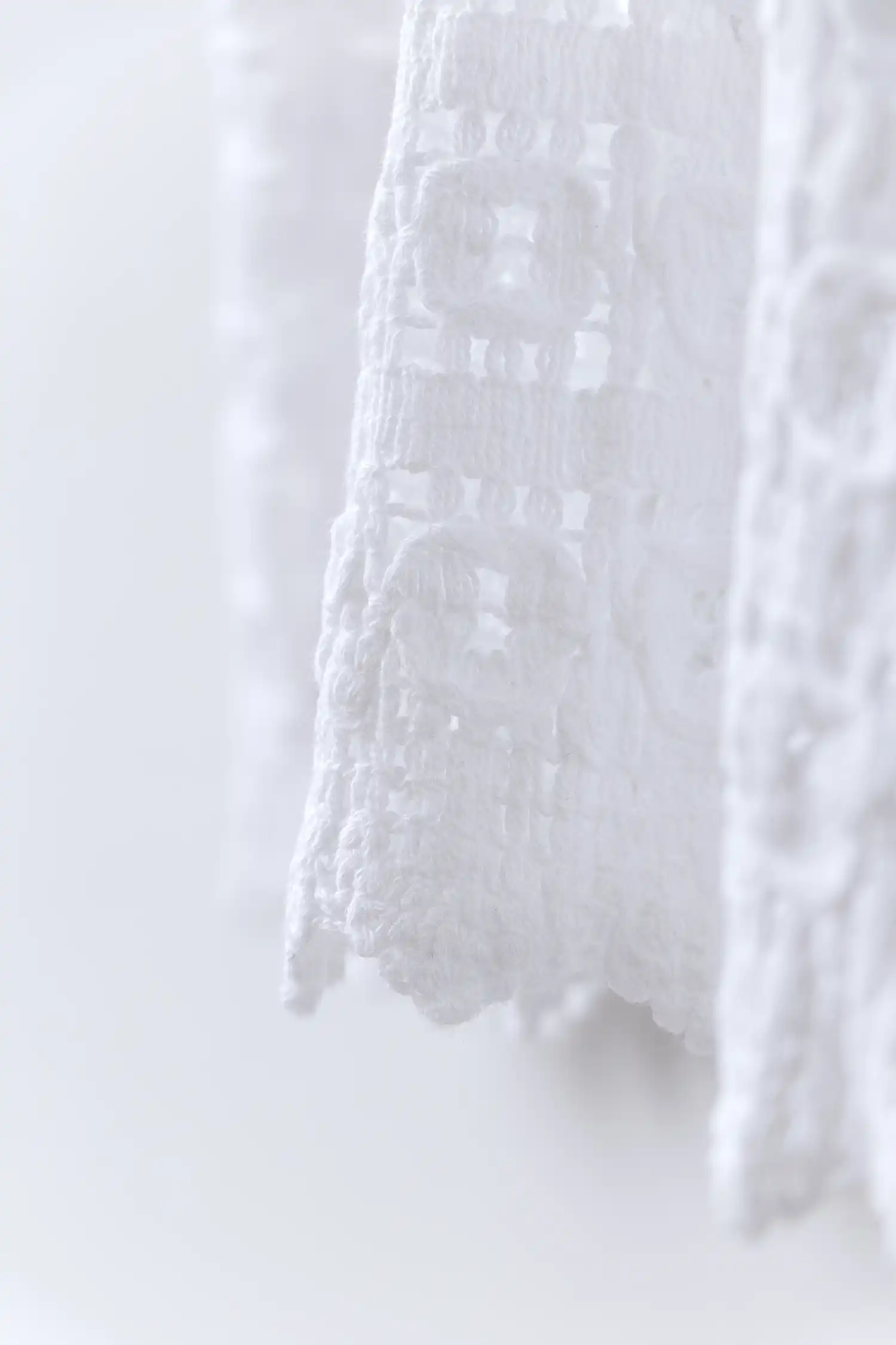 Top ibicenco blanco vista de detalle de la greca